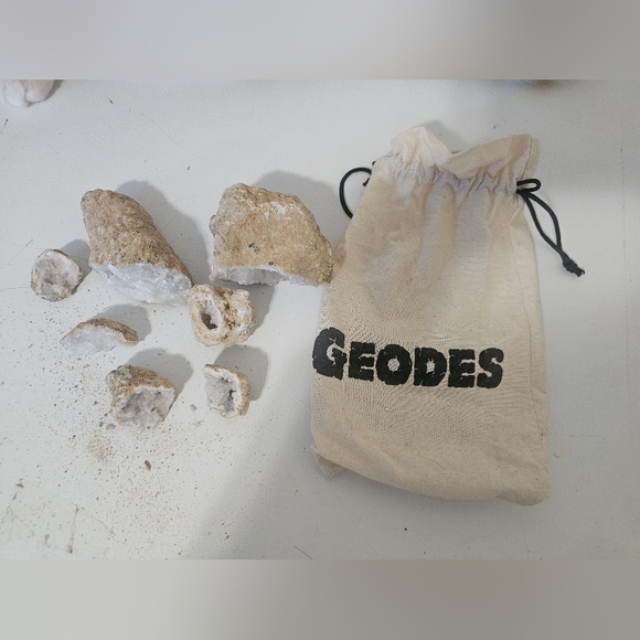 Broken Geodes Quartz - Picture 1 of 5